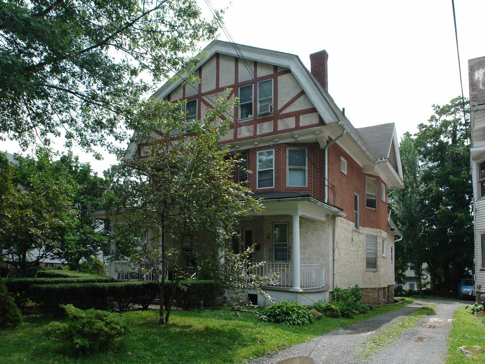 131 S Broadway in White Plains, NY - Building Photo