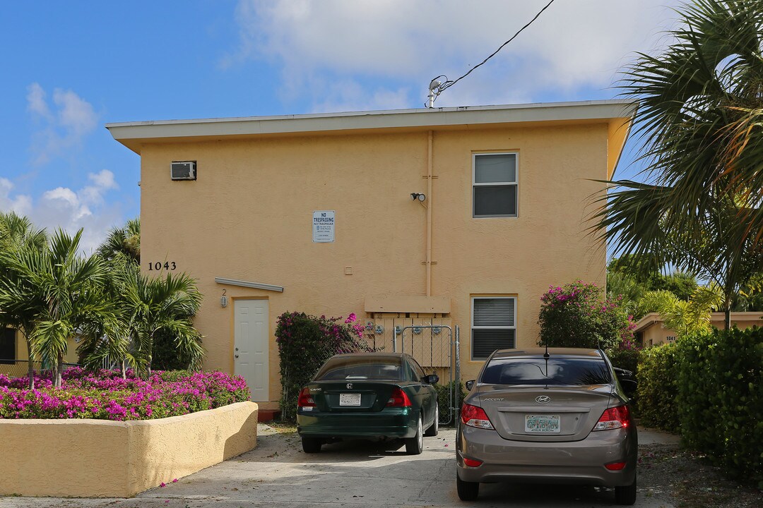 1043 21st St in West Palm Beach, FL - Building Photo