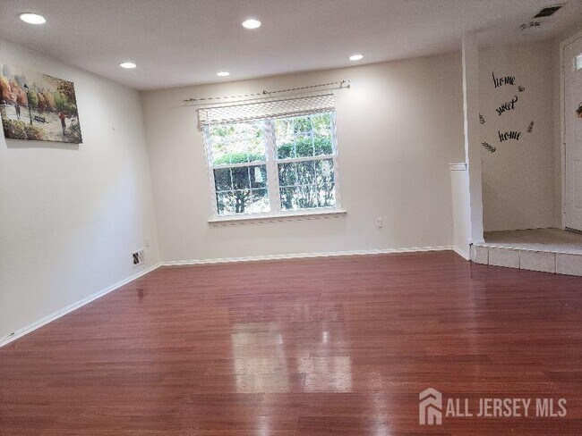 4 Covington Ct in East Brunswick, NJ - Building Photo - Building Photo