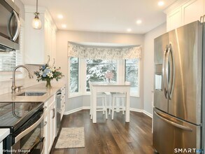 8 Oakwood Ave in Norwalk, CT - Foto de edificio - Building Photo