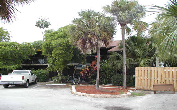 Triple Three Apartments in Pompano Beach, FL - Foto de edificio - Building Photo