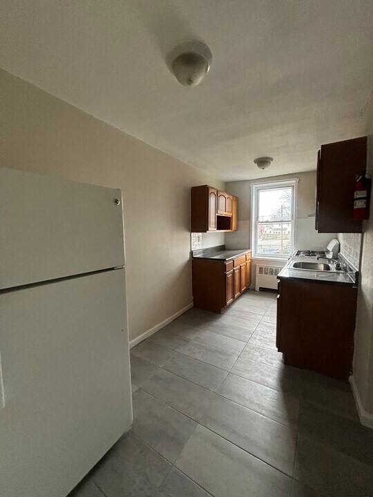 116-118 Chancellor Ave, Unit B25 in Newark, NJ - Building Photo