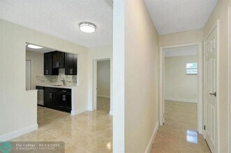 9165 NW 26th St in Sunrise, FL - Building Photo - Building Photo