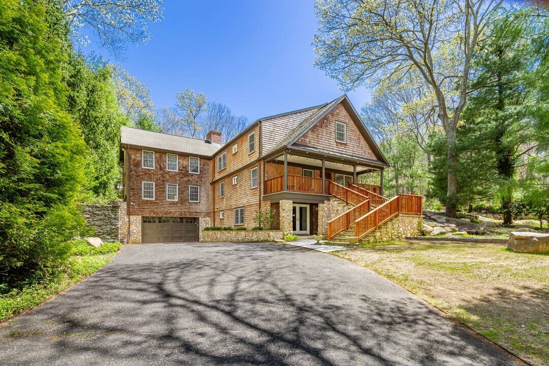 25 Ocean View Pkwy in Southampton, NY - Building Photo