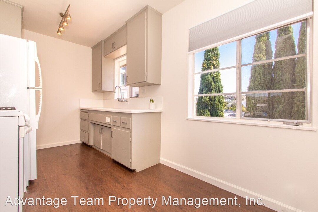 1602 Rosecrans St in San Diego, CA - Building Photo