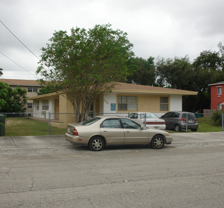 576 NE 62nd St in Miami, FL - Foto de edificio