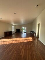 22636 Oxnard St in Woodland Hills, CA - Building Photo