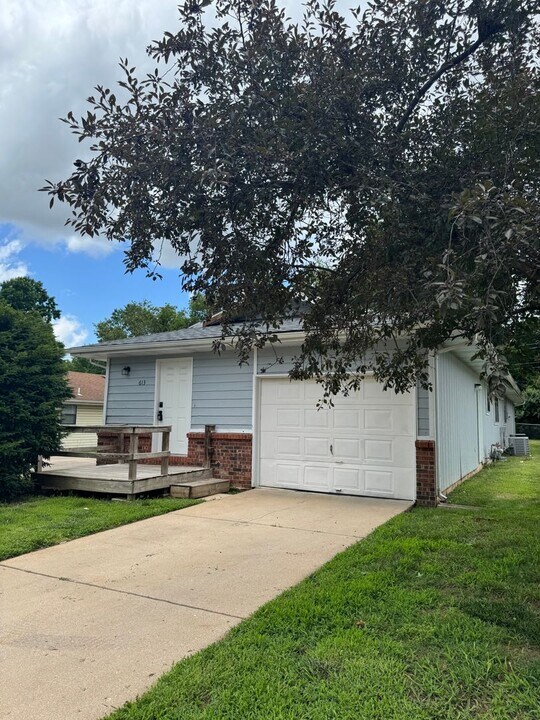 613 W Edgewood St in Springfield, MO - Building Photo