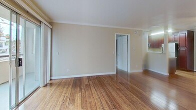 5535 Canoga Ave in Los Angeles, CA - Building Photo - Building Photo