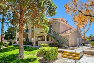 2216 Benmore St, Unit 202 in Las Vegas, NV - Foto de edificio - Building Photo