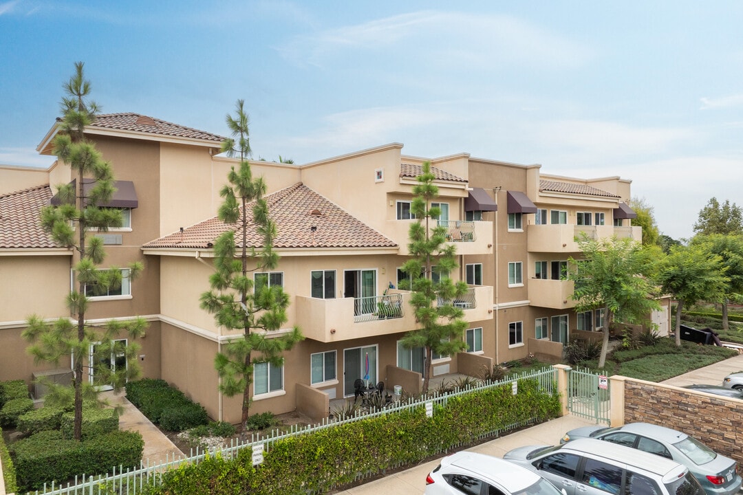 Tierra Serrano in Rialto, CA - Foto de edificio