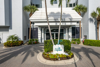 Le Dauphin Condos in Naples, FL - Building Photo - Building Photo