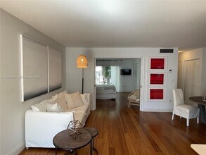 221 Meridian Ave in Miami Beach, FL - Building Photo - Building Photo