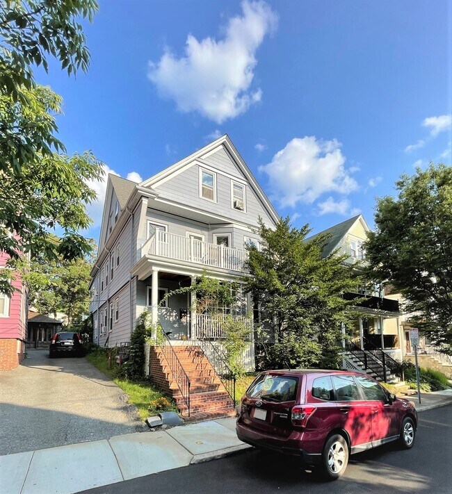 95 Bartlett St, Unit 1 in Somerville, MA - Foto de edificio - Building Photo