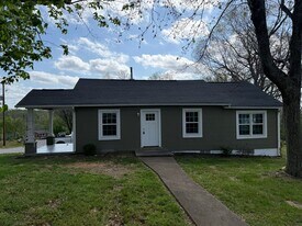 411 Hietts Ln in Clarksville, TN - Building Photo