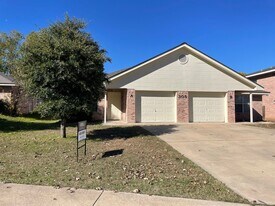 305 S 42nd St in Killeen, TX - Building Photo