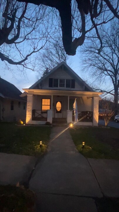 909 Allegheny Ave in Oakmont, PA - Foto de edificio