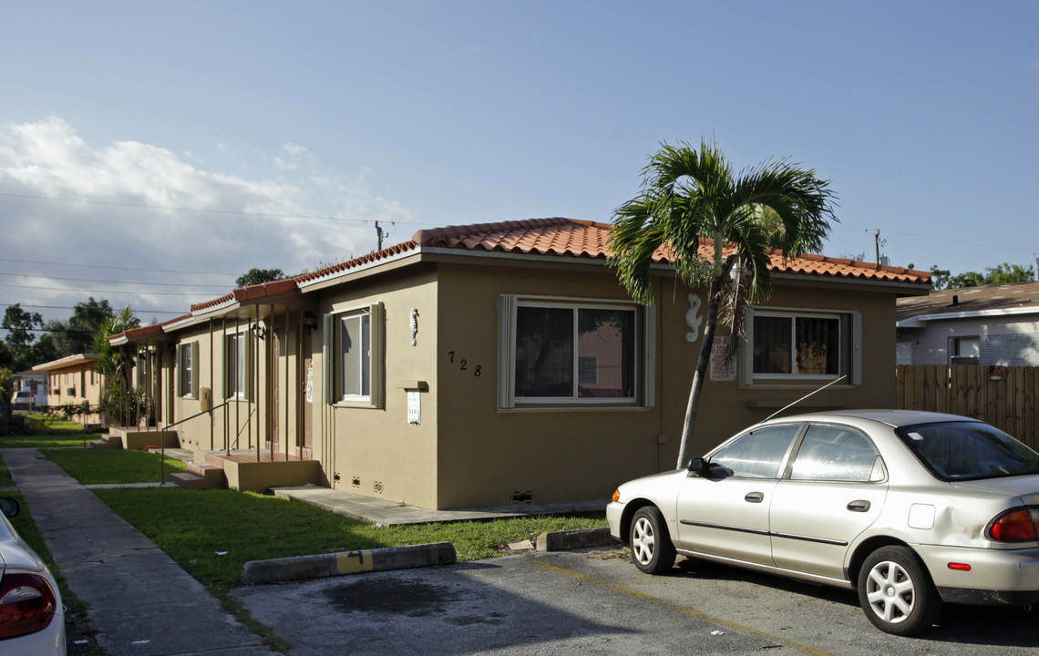 724-728 SW 9th St in Miami, FL - Building Photo