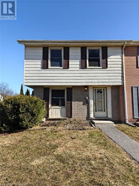 33 Queenston Dr in Kitchener, ON - Building Photo