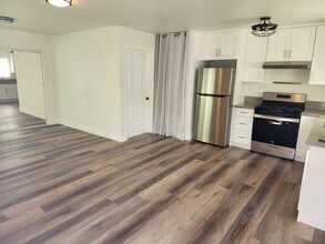 19113 Bessemer St in Los Angeles, CA - Building Photo - Building Photo