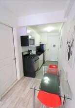 521 W 48th St in New York, NY - Building Photo - Building Photo