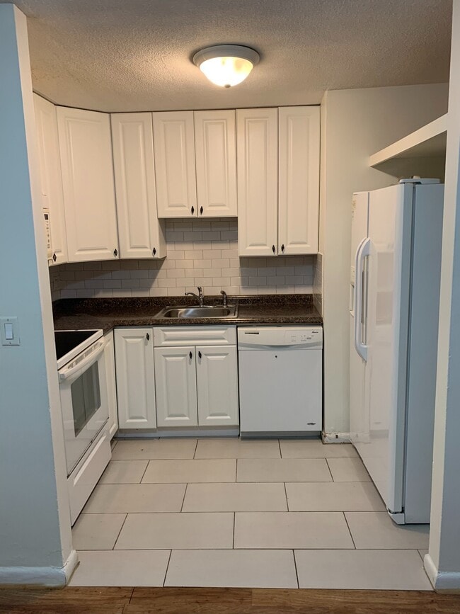 10 Scottfield Rd, Unit B3 in Boston, MA - Foto de edificio - Building Photo