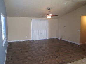 1335 W Locust St in Stayton, OR - Building Photo - Building Photo