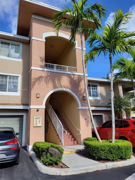 6573 Emerald Dunes Dr in West Palm Beach, FL - Foto de edificio