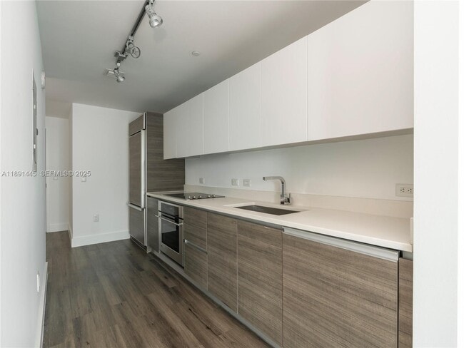 1100 S Miami Ave, Unit 3505 in Miami, FL - Building Photo - Building Photo