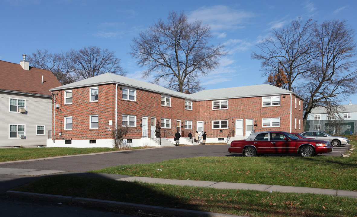 122 Earle St in Hartford, CT - Building Photo