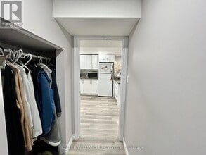 18 Queenston Crescent in London, ON - Building Photo - Building Photo