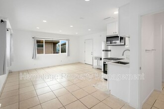 328 E Balboa Blvd in Newport Beach, CA - Building Photo - Building Photo