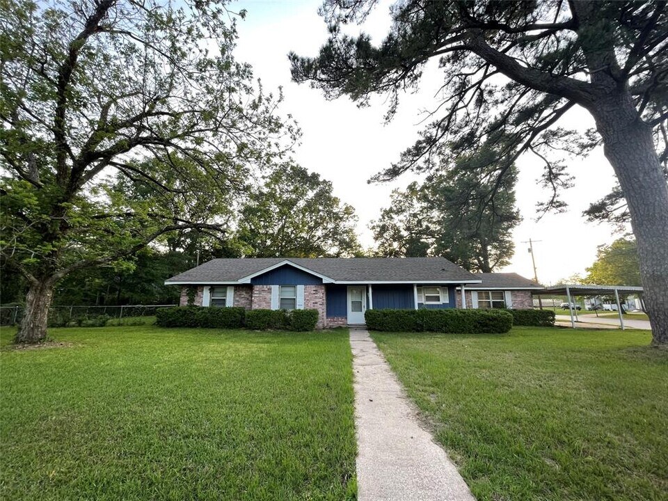 1015 N Dogwood Ave in Livingston, TX - Building Photo