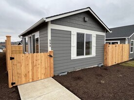 598 Arnold St in Madras, OR - Building Photo