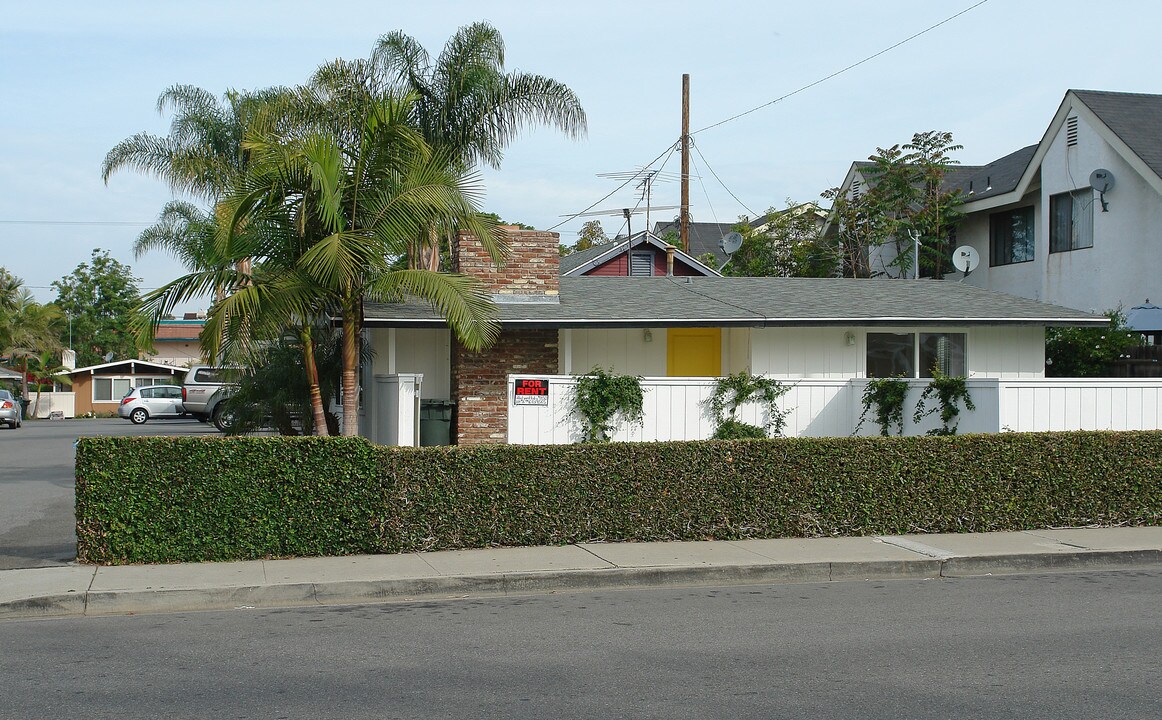 2545 Elden Ave in Costa Mesa, CA - Foto de edificio