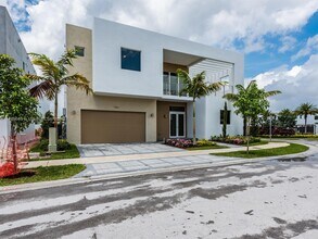 7456 NW 101 Ave in Doral, FL - Building Photo - Building Photo