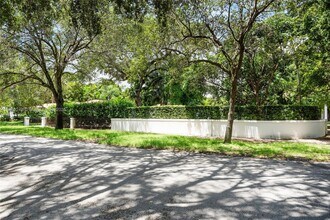 5810 Maggiore St in Coral Gables, FL - Foto de edificio - Building Photo