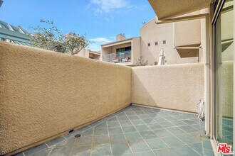 14101 Dickens St in Los Angeles, CA - Building Photo - Building Photo