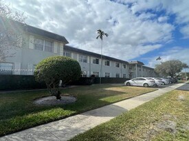 1560 McKinley St in Hollywood, FL - Building Photo