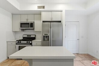 851 N San Vicente Blvd in West Hollywood, CA - Building Photo - Building Photo