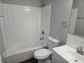 931 SW Kingscross Rd in Blue Springs, MO - Building Photo - Building Photo