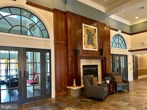 2465 Army Navy Dr, Unit 1310 in Arlington, VA - Building Photo - Building Photo