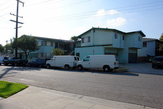 230 E Hazel St in Inglewood, CA - Foto de edificio - Building Photo