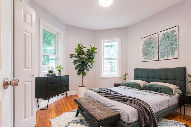 28 Hunnewell Ave, Unit 2 in Boston, MA - Foto de edificio - Building Photo