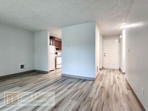 5704 SW Beaverton Hillsdale Hwy in Portland, OR - Building Photo - Building Photo