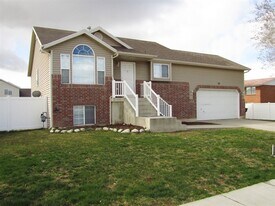 32 E 2200 S in Clearfield, UT - Building Photo