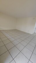 2121 NE 168th St in North Miami Beach, FL - Building Photo - Building Photo