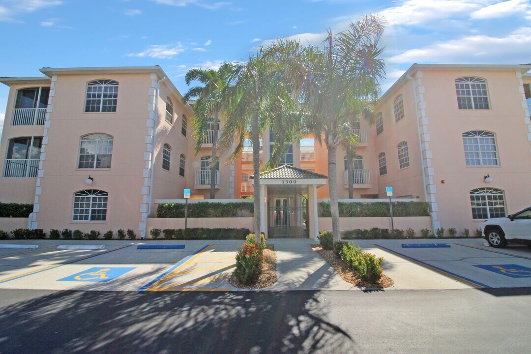1308 Gondola Park Dr in Venice, FL - Building Photo