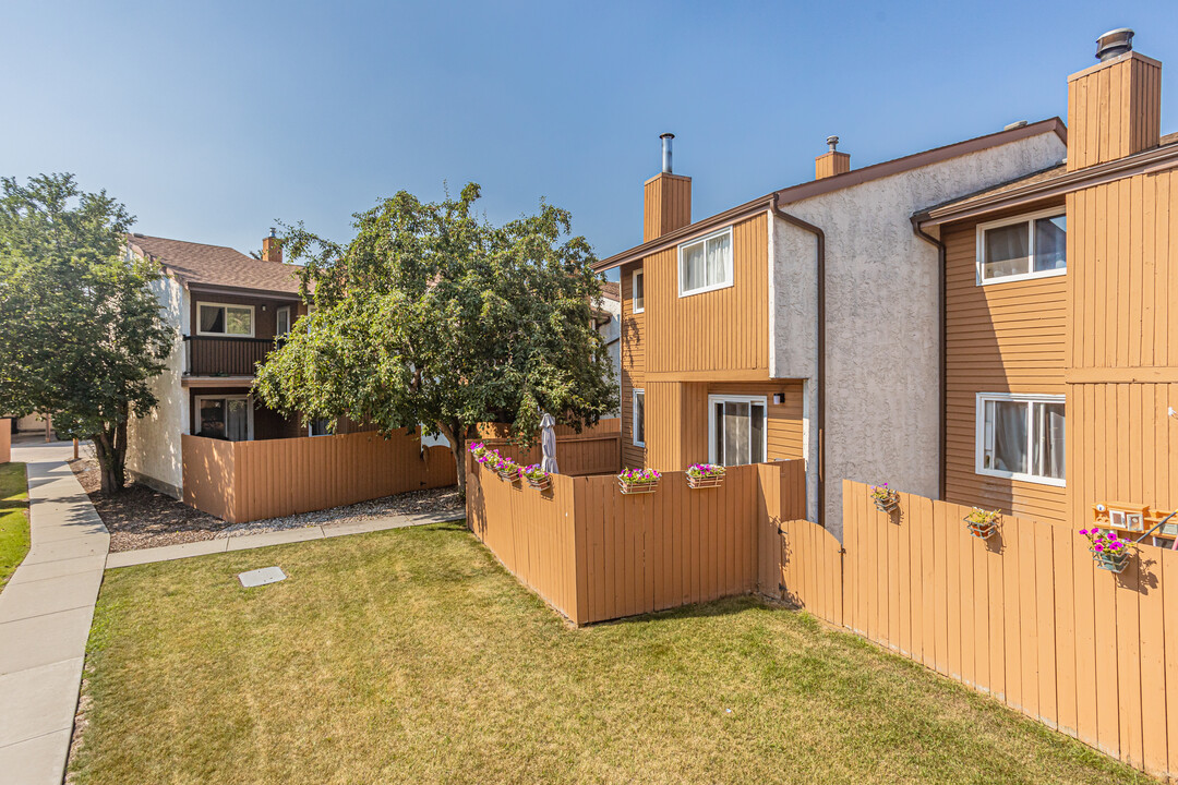 Franklin Terrace in Edmonton, AB - Building Photo