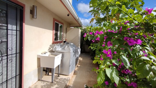 3048 Hinano St, Unit Back-1